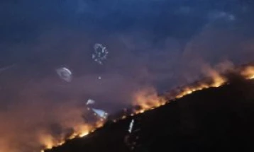 Пожарот кај Велес се уште активен, гори нискостеблеста шума, трња и габер
