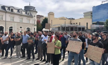 Протест во Приштина против задолжителното вакцинирање