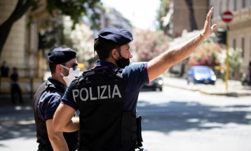 Во Италија Сомалиец со нож нападна петмина, меѓу кои и дете, полицијата го уапси