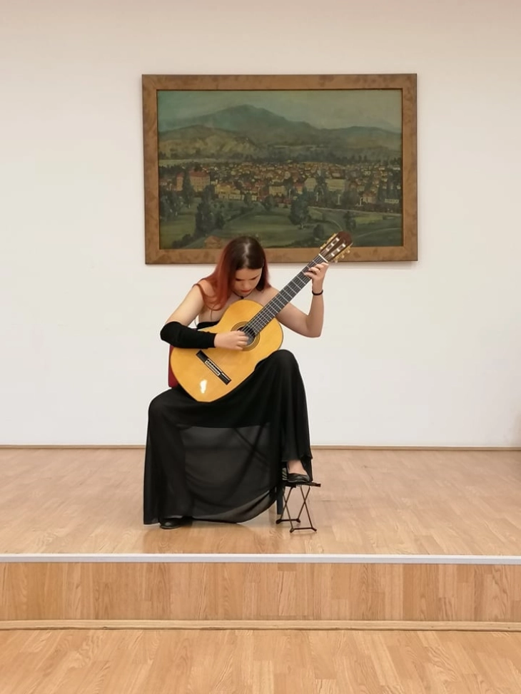 Гитаристката Александра Кировска одржа концерт на класична гитара во Гевгелија