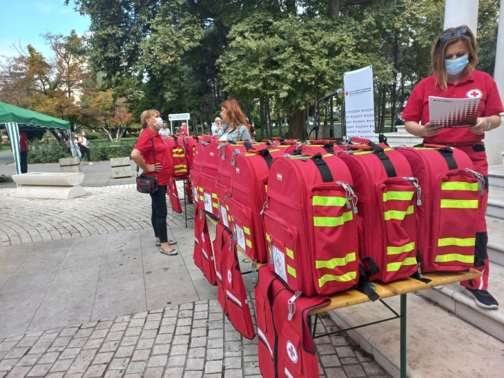 Донирани 31 ранец со материјали за брза помош во средните скопски училишта по повод светскиот ден на првата помош