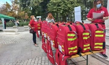 Донирани 31 ранец со материјали за брза помош во средните скопски училишта по повод светскиот ден на првата помош
