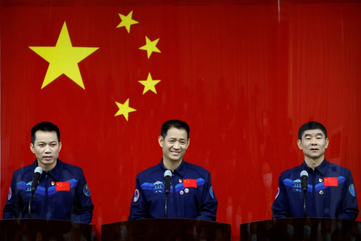 По три месеци во Вселената, кинеските астронаути се вратија на Земјата
