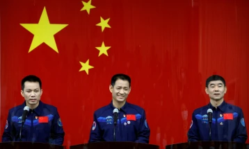 По три месеци во Вселената, кинеските астронаути се вратија на Земјата