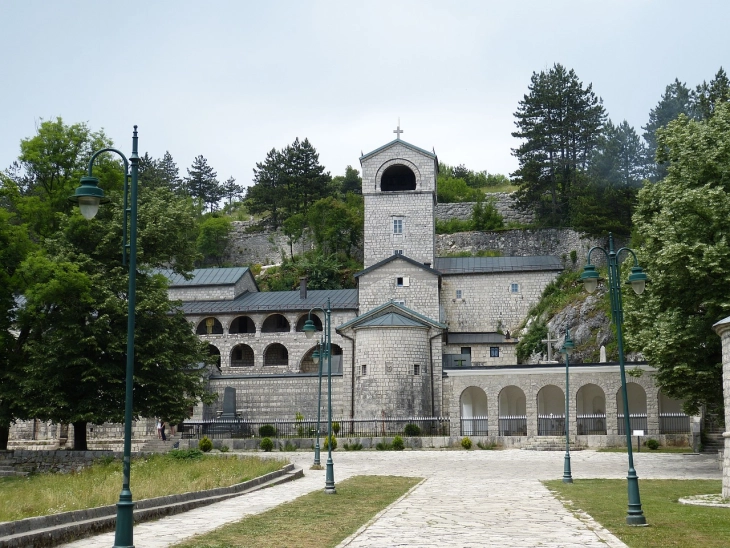 Собранието на општина Цетиње поддржа манастирот Цетиње да се врати во владеење на ЦПЦ