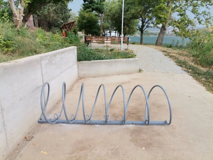 Поставени велосипедски станици кај велешкото езеро „Младост“