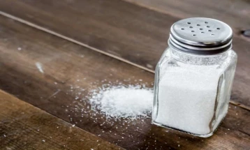 Совети: Солта го отстранува мирисот на кромид од рацете