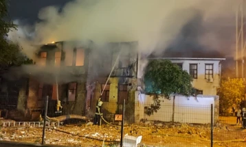 Пожар избувна во стар објект во адвокатската улица во Скопје (Фото)