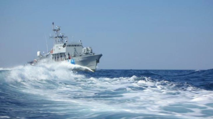 Акција на грчката крајбрежна служба за спасување на околу 150 мигранти во близина на Пелопонез