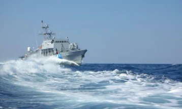 Акција на грчката крајбрежна служба за спасување на околу 150 мигранти во близина на Пелопонез