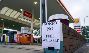 Британската Влада размислува да ја повика армијата за решавање на кризата на бензинските пумпи