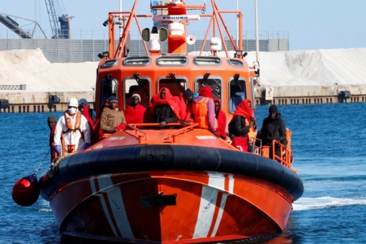 Повеќе од 500 бегалци со рибарски брод пристигнаа во Лампедуза