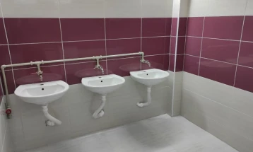 Обновени тоалетите во основното училиште во Миравци