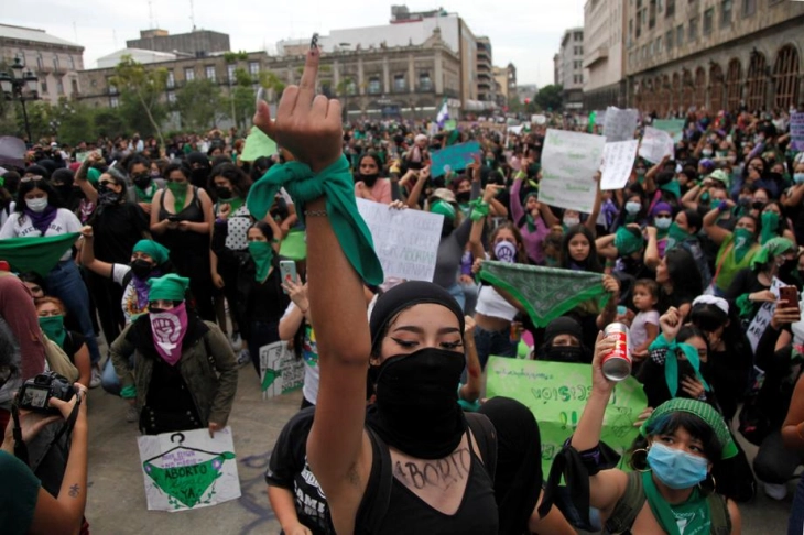 Илјадници луѓе маршираа за правото на абортус во Средна и Јужна Америка