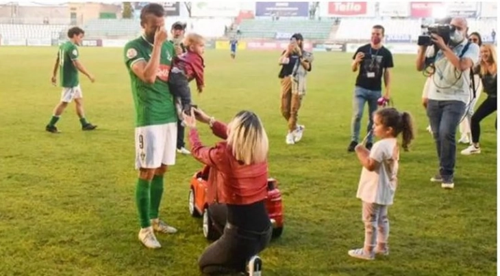 Фудбалер запросен од девојката, се расплака и рече „да“