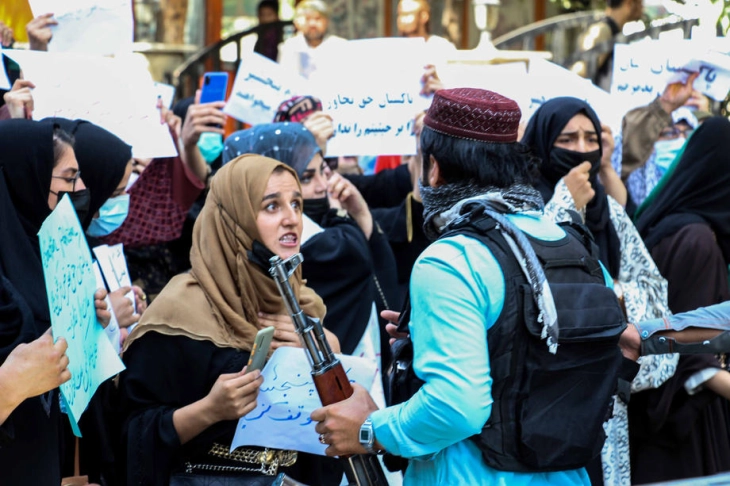Талибанците прекинаа протест на шест Авганистанки кои бараа право на образование
