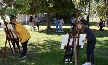 Со цртање на отворено во Струмица одбележана Детската недела и Денот на учителите