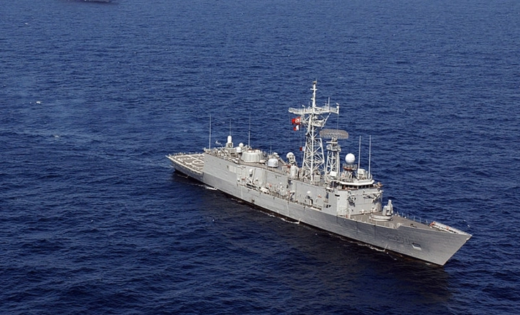 Американски воени бродови пловеа низ Тајвански Теснец
