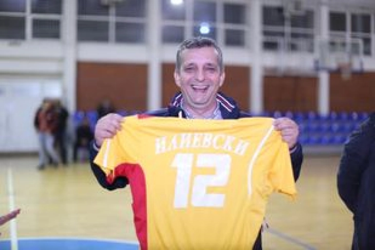 РК Куманово му подари дрес на Илиевски со бројот 12
