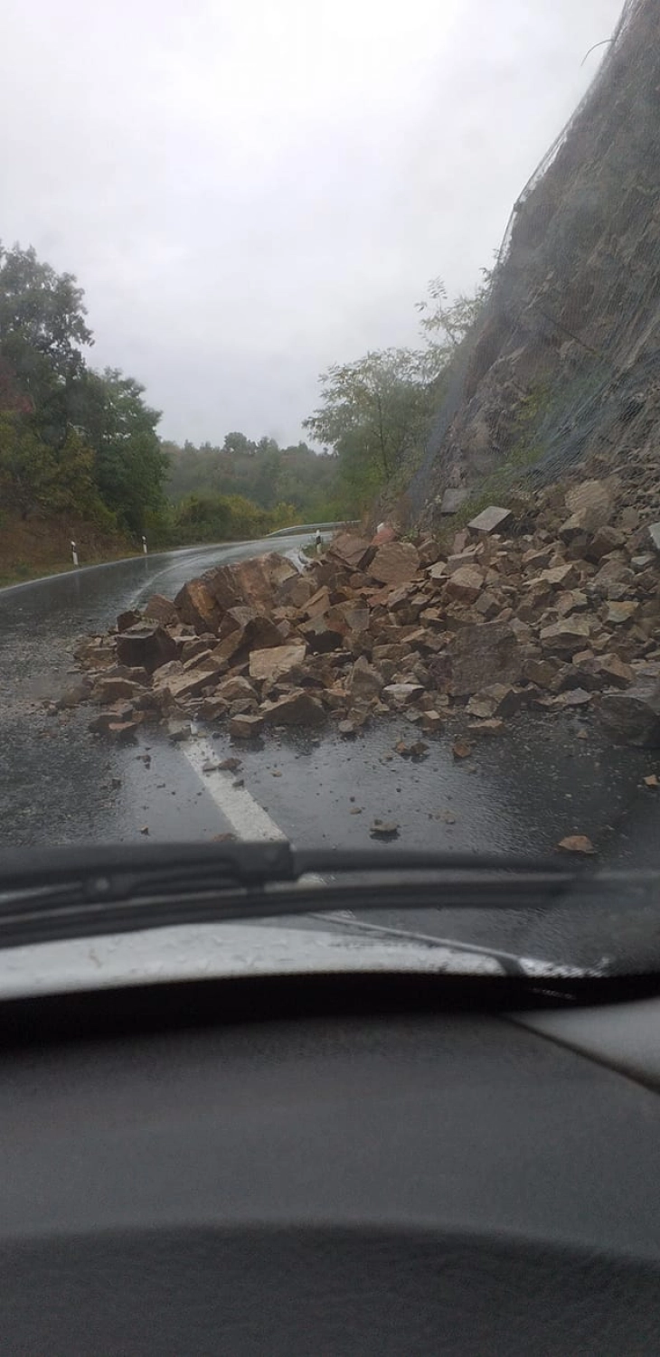 Големи одрони блокираат дел од коловозот на магистралата А3