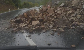 Големи одрони блокираат дел од коловозот на магистралата А3