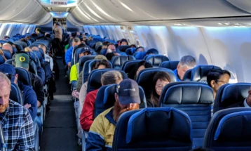 Две авиокомпании го укинаа носењето маски на летовите во Скандинавија