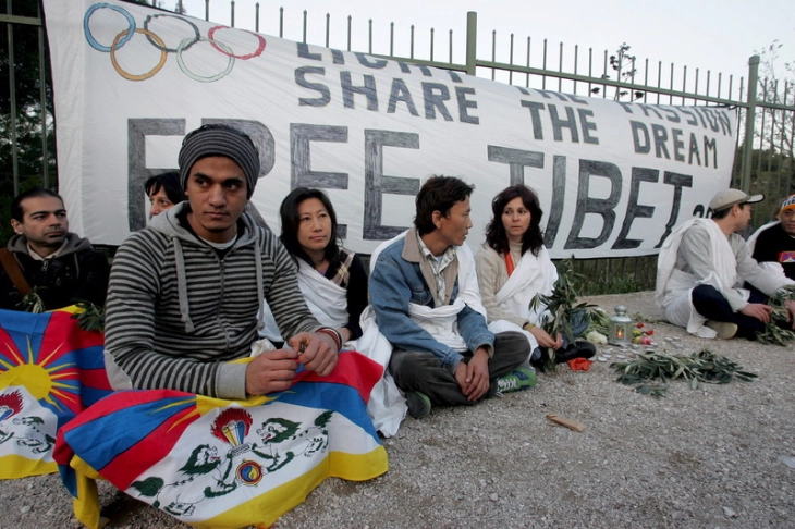 Членови на движењето „Free Tibet“ се обидоа да го прекинат палењето на олимпискиот оган во античка Олимпија