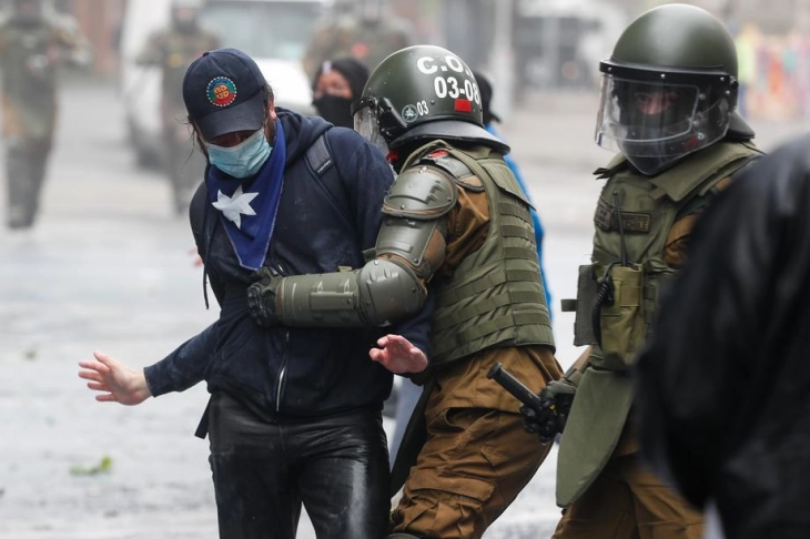 Двајца загинати и 450 уапсени за време на протестите во Чиле
