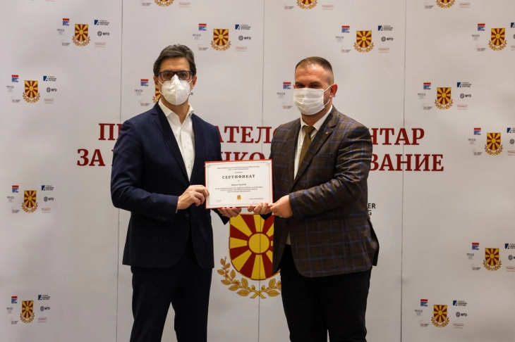 Претседателот Пендаровски додели сертификати на учесниците на првата Школа за политики