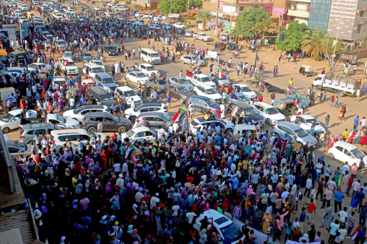 Лекарите и државните службеници во Судан повикаа на генерален штрајк против воениот удар