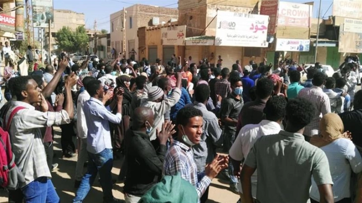 Стотици илјади протестираа во Судан против воениот удар