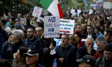 Протести во Милано против зелениот Ковид сертификат