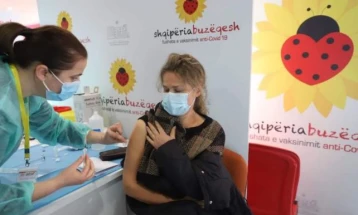 Во Албанија почна аплицирање на трета доза вакцина против Ковид-19