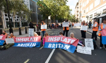 Еколошки активисти ги блокираа патиштата пред британскиот Парламент