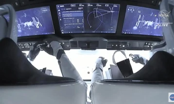 Капсулата Спејсекс го транспортираше новиот екипаж до Меѓународната вселенска станица