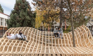 Урбаната интервенција „MOOD Workshop“ поставена во дворот на ОУ „Петар Поп Арсов“ во Скопје