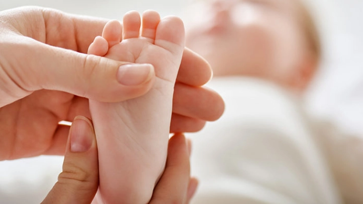 Првото бебе родено во 2022 во Прилеп е женско, од градот доби подароци