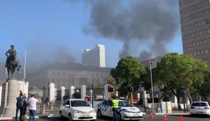 Подметнат пожар во Парламентот на Кејптаун, уапсен подметнувачот
