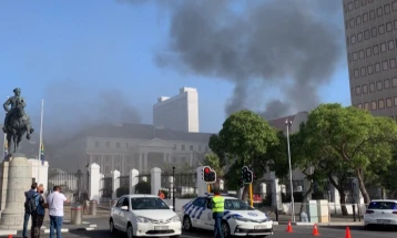 Подметнат пожар во Парламентот на Кејптаун, уапсен подметнувачот