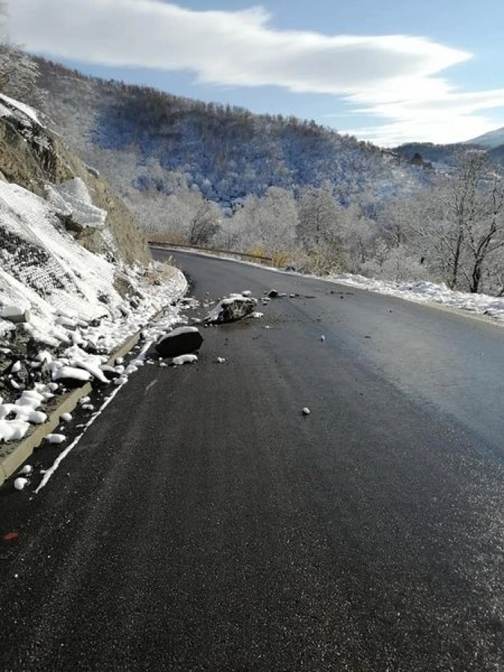 На патот Свети Николе - Миладиновци сообраќајот по една лента поради свлечиште