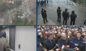 Во Тирана насилни протести на приврзаниците на Бериша, полицијата употреби солзавец и водени топови    