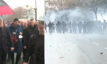 САД, ЕУ и ОБСЕ ги осудија насилствата пред седиштето на ПД во Тирана