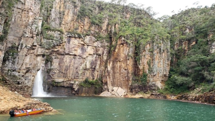 Најмалку седум лица загинаа при уривање карпа во моторен чамец во Бразил