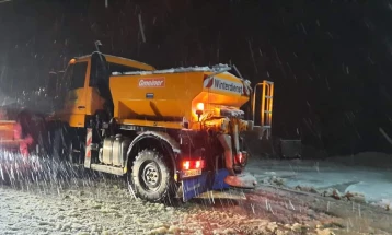 Зимската служба при општината Кавадарци ја чисти снежната покривка во градот и околните села 