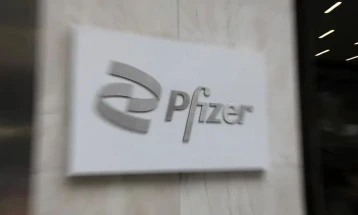 Фајзер го намалува бројот на вработени и покрај рекордната заработка во 2021 година