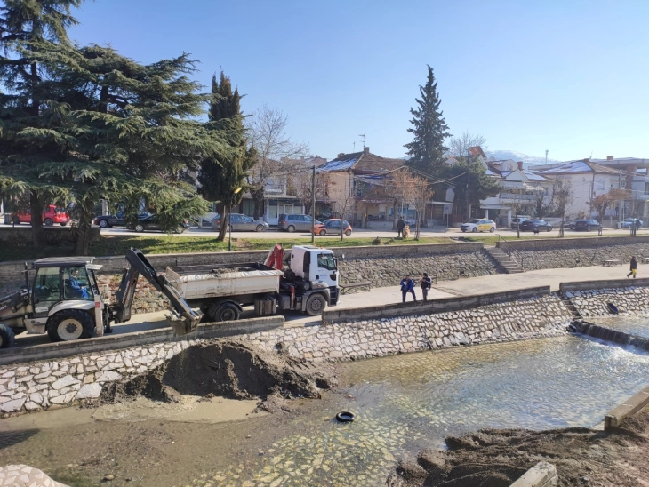 Околу 20 кубика песок и земја извадени од реката Луда Мара