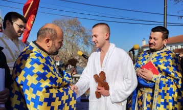 Студентот Ѓорѓи Стојков од Кавадарци го фати Светиот крст во реката Луда Мара