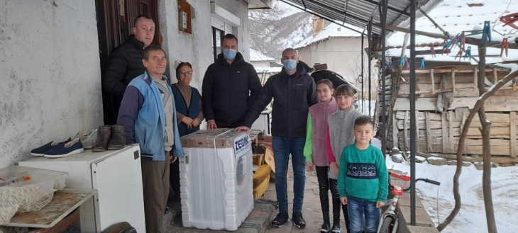 Освоената награда за Водици, делчевецот Васко Панчовски ја донираше на седумчлено семејство од село Стамер