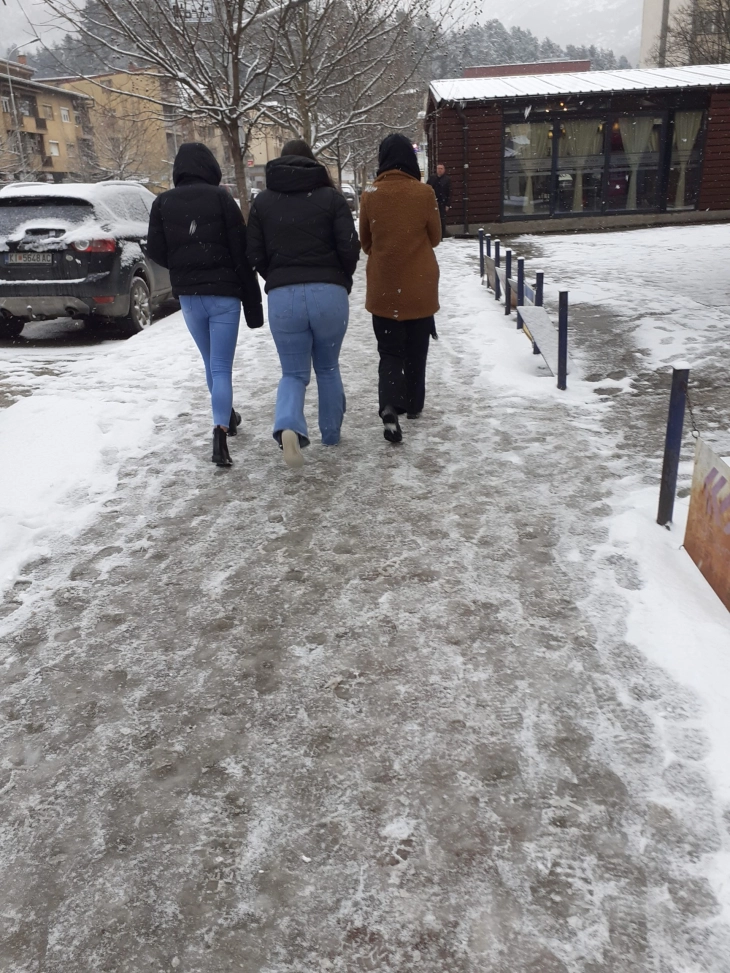Голомразицата на тротоарите опасност за пешаците во Кичево