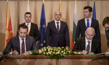 На меѓувладината седница во Софија потпишани неколку договори, меѓу нив за железничкиот Коридор 8 и директната авиолинија